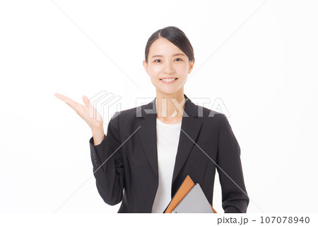 紹介をするスーツ女性の写真 107078940
