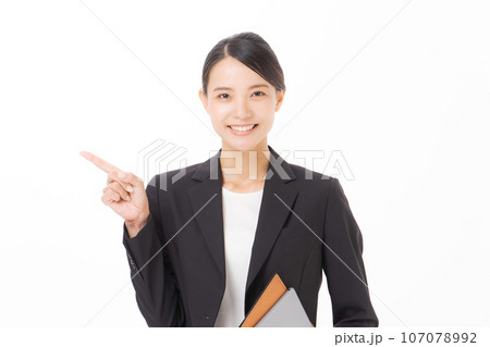 案内する笑顔のビジネスウーマン 107078992