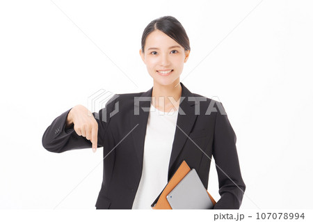 案内する笑顔のビジネスウーマン 107078994