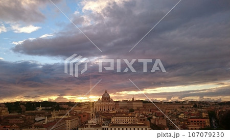 バチカン市国とイタリア　サンピエトロ大聖堂の夕暮れ 107079230