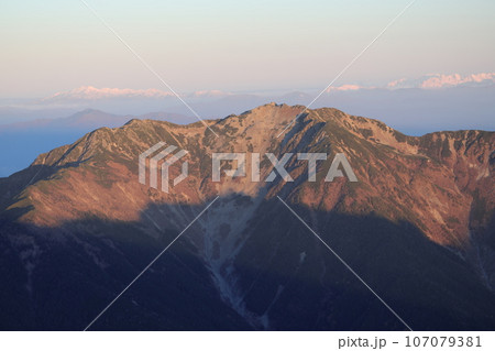 朝焼けの南アルプスの仙丈ヶ岳 朝焼けの南アルプスの仙丈ヶ岳 107079381
