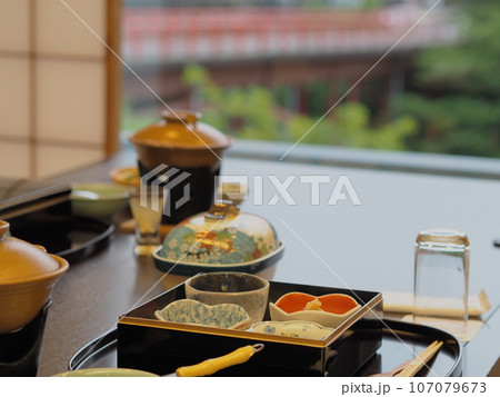 外が見える部屋の会席料理 107079673