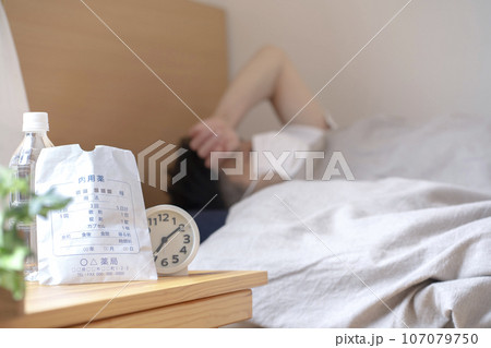 体調不良で寝込むイメージ 体調不良で寝込むイメージ 107079750