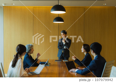 ビジネスシーン ビジネスシーン 107079942