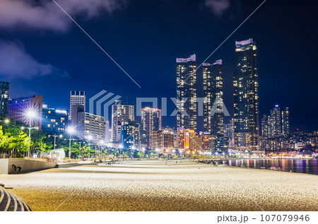 プサン　夜の海雲台ビーチ 107079946