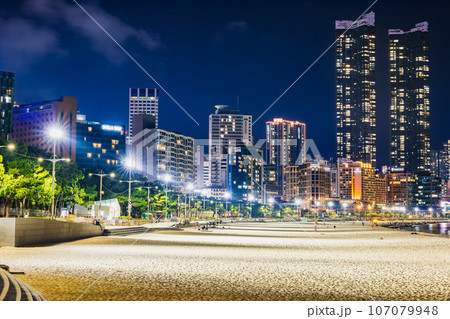 プサン　夜の海雲台ビーチ 107079948