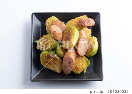 炒めた芽キャベツ 炒めた芽キャベツ 107080085