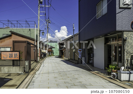 三国湊　上八町通りの町並み　福井県坂井市 107080150