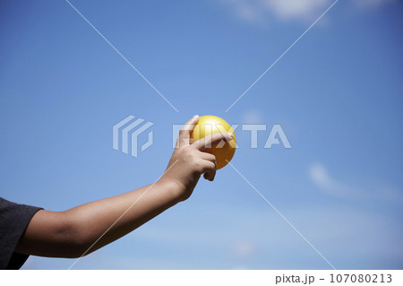 オモチャボールを投げる子供　キャッチボールの練習 107080213