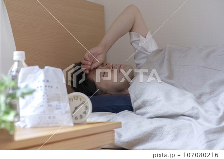 体調不良で寝込む男性 体調不良で寝込む男性 107080216
