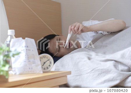 体調不良で寝込む男性 体調不良で寝込む男性 107080420