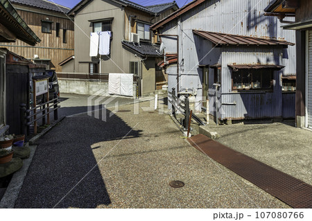 三国湊　滝谷出村の町並み　見返り橋　福井県坂井市 107080766