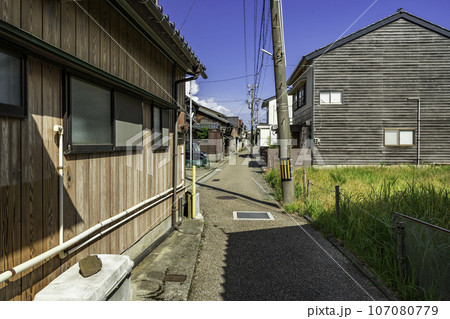 三国湊　地蔵坂沿いの町並み　福井県坂井市 107080779