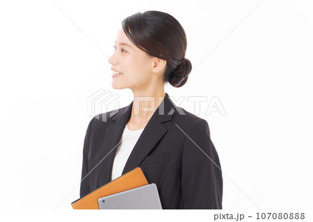 微笑むスーツ女性のポートレート 107080888