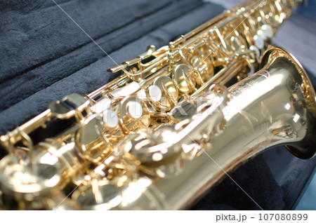 Alto saxophone body closed shot 107080899