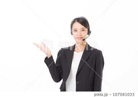 ヘッドセットをつけた女性の写真 107081033
