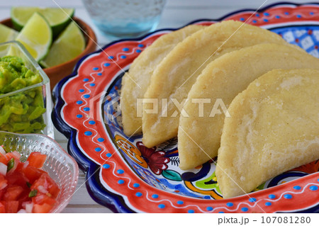 メキシコ料理のケサディージャ・フリータ  Quesadilla frita 107081280