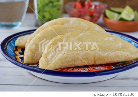 メキシコ料理のケサディージャ・フリータ  Quesadilla frita 107081330