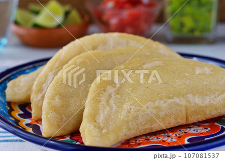 メキシコ料理のケサディージャ・フリータ  Quesadilla frita 107081537