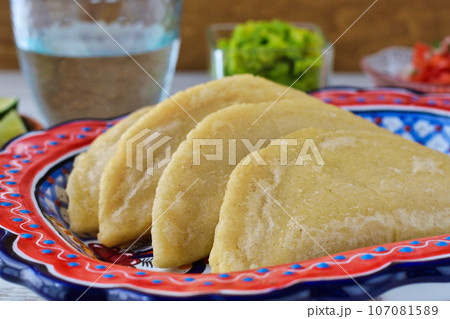 メキシコ料理のケサディージャ・フリータ Quesadilla frita メキシコ料理のケサディージャ・フリータ Quesadilla frita 107081589