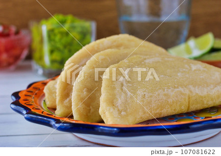 メキシコ料理のケサディージャ・フリータ Quesadilla frita メキシコ料理のケサディージャ・フリータ Quesadilla frita 107081622