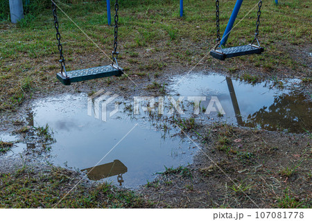 雨上がりの街で　ブランコの下に出来た水たまりとリフレクション　奈良市の公園にて 107081778