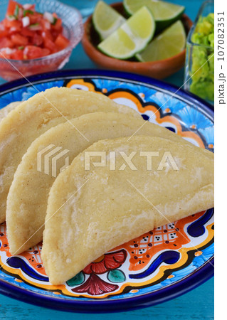 メキシコ料理のケサディージャ・フリータ  Quesadilla frita 107082351