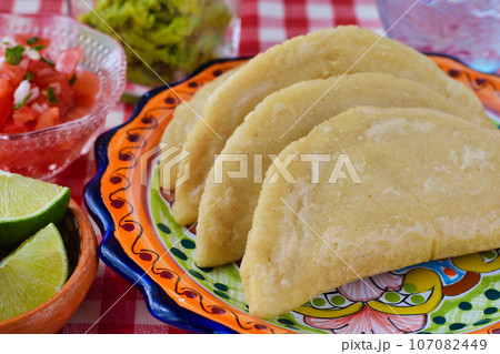 メキシコ料理のケサディージャ・フリータ  Quesadilla frita 107082449