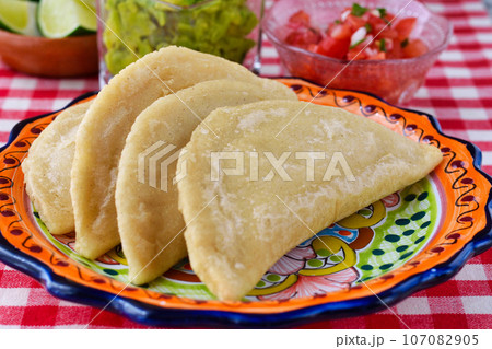 メキシコ料理のケサディージャ・フリータ  Quesadilla frita 107082905