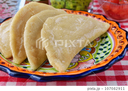 メキシコ料理のケサディージャ・フリータ  Quesadilla frita 107082911