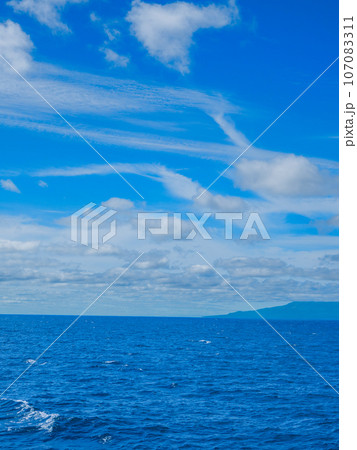 北海道稚内市から南西方向の日本海に浮かぶ火山島である利尻島に聳える中腹から上を雲に覆われた利尻富士 107083311