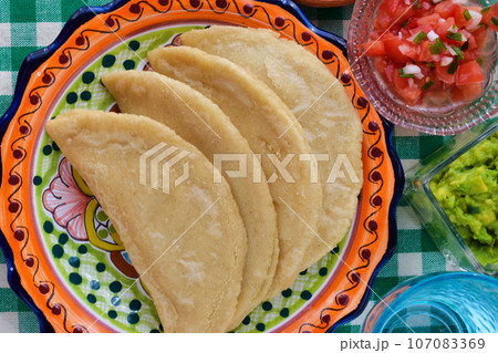 メキシコ料理のケサディージャ・フリータ  Quesadilla frita 107083369