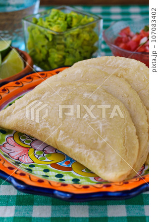 メキシコ料理のケサディージャ・フリータ Quesadilla frita メキシコ料理のケサディージャ・フリータ Quesadilla frita 107083402