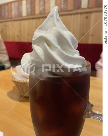 アイスコーヒーフロート ソフトクリームが浮いた夏の定番ドリンク アイスコーヒーフロート ソフトクリームが浮いた夏の定番ドリンク 107083570