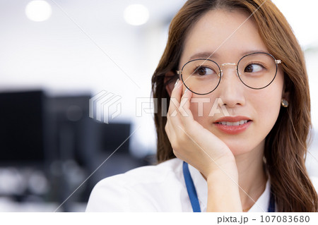 ビジネス 眼鏡をかけている女性のポートレートの写真素材 [107083680  