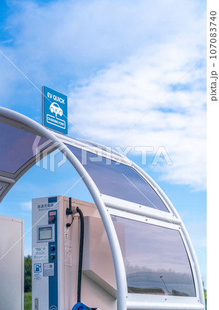 EV充電スポット　電気自動車　急速充電器　EV QUICK CHARGER　青空 107083740