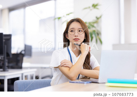 ビジネス パソコンで仕事する若い女性 ビジネス パソコンで仕事する若い女性 107083773