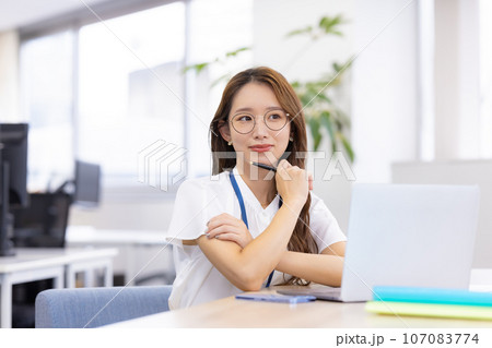 ビジネス パソコンで仕事する若い女性 ビジネス パソコンで仕事する若い女性 107083774