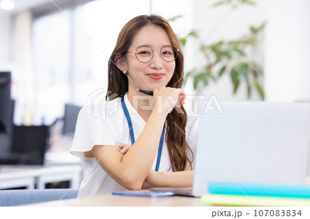 ビジネス パソコンで仕事する若い女性 ビジネス パソコンで仕事する若い女性 107083834