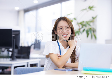 ビジネス パソコンで仕事する若い女性 ビジネス パソコンで仕事する若い女性 107083837