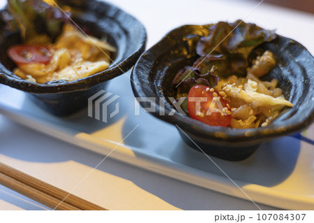 居酒屋のお通しメニュー_くらげとミニトマトの和え物 107084307