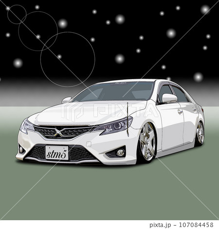 夜、ライトを点けて海沿いを進む白いスポーツカー 107084458