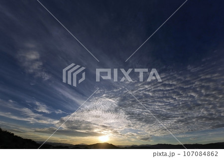 多様な雲が現れた初秋の朝空・超広角・空主体・230915am 107084862