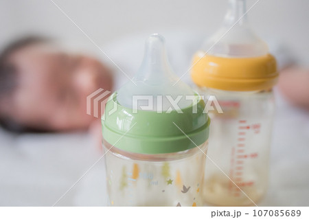 新生児と哺乳瓶 107085689