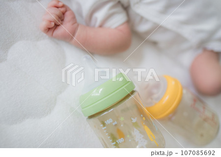 新生児と哺乳瓶 107085692