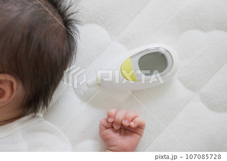 新生児と体温計 新生児と体温計 107085728