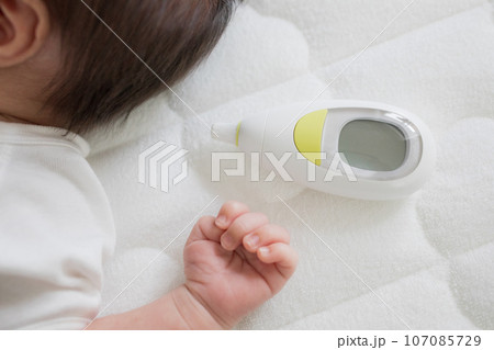 新生児と体温計 107085729
