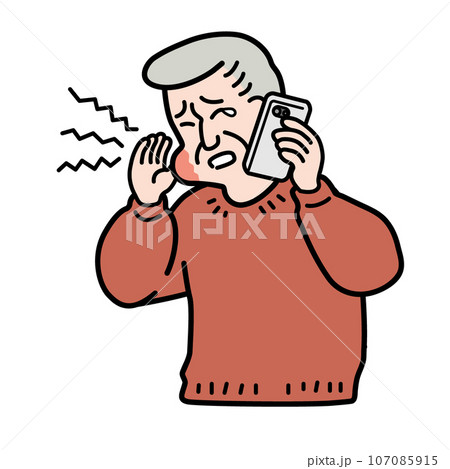 歯痛を抱えながら電話するシニア男性 107085915