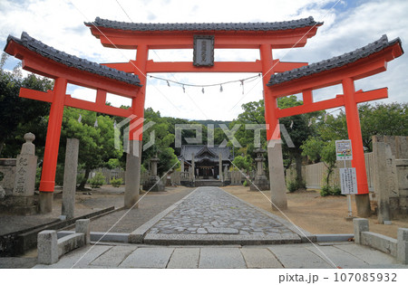 四国霊場第79番札所「天皇寺」正面の三輪鳥居、奥は白峰宮（崇徳天皇社）／本堂は左手奥 107085932