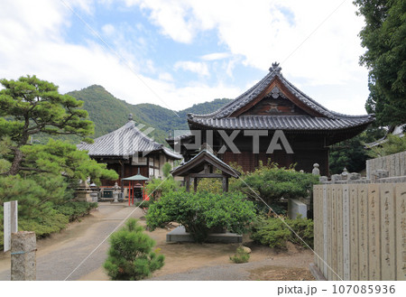 四国霊場第79番札所「天皇寺」本堂と大師堂 四国霊場第79番札所「天皇寺」本堂と大師堂 107085936